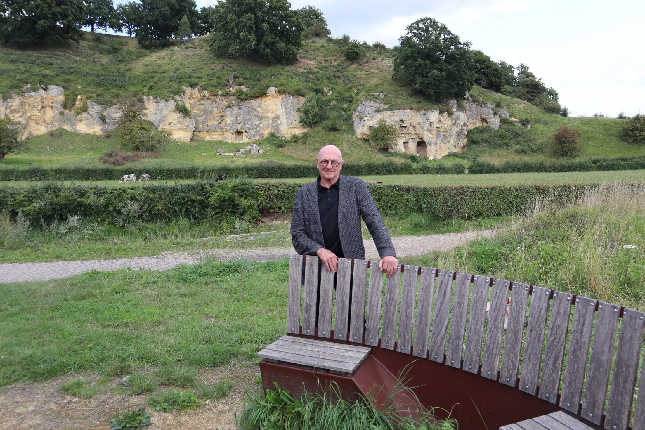 Jan Weling staat voor beschilderd viaduct. 